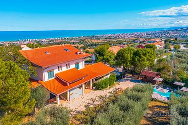 Villa con piscina (max 14 persone) 5min dal mare