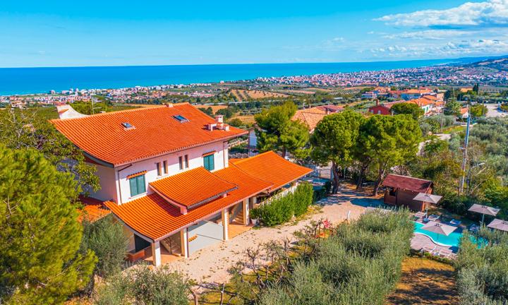 Villa con piscina (max 14 persone) 5min dal mare