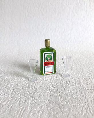 Miniatura casa bambole bottiglia Jagermeister e bi