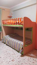 cameretta salva spazio: 3 letti, libreria, cabina