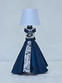 Lampada da Tavolo Elegante Scultura Manichino Blu