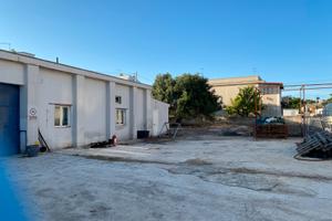 Capannone su terreno edificabile