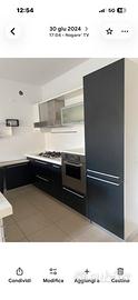 Cucina moderna completa di elettrodomestici