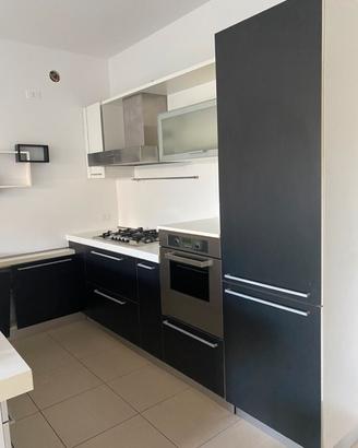 Cucina moderna completa di elettrodomestici