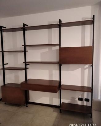 scaffalatura in ferro con ripiani scrivania legno