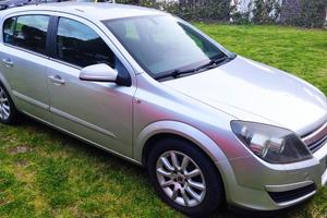 Opel Astra grigio metallizzato 2004