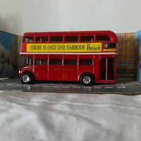 Modellino di autobus inglese