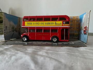 Modellino di autobus inglese