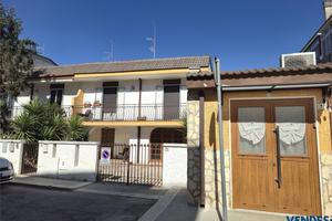 ABITAZIONE UNIFAMILIARE CON GIARDINO ZONA VIA