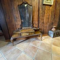 Tavolino con specchio in legno