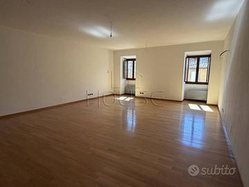 Appartamento di 160 m² con 3 locali a Città di Cas