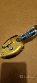 Petzl GriGri arrampicata  con  moschettone 