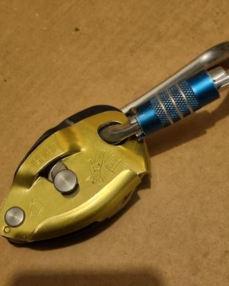 Petzl GriGri arrampicata  con  moschettone 