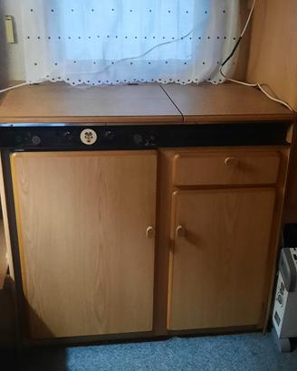 Mobile cucinotto e frigo per roulotte
