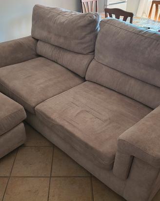 Divano con pouf 
