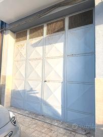 Garage ampio zona villa