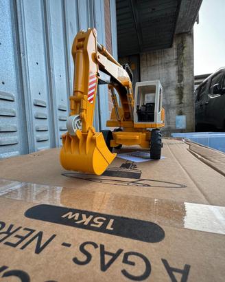 Bruder escavatore su gomma LIEBHERR
