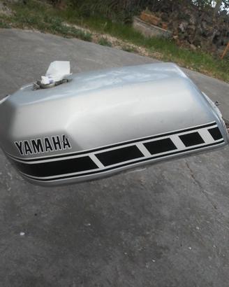 Serbatoio e fiancatina yamaha rd 400