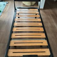 Letto singolo con poggiatesta