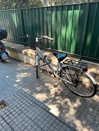 Bicicletta da donna bianca