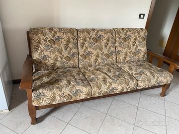 Divano con struttura in legno