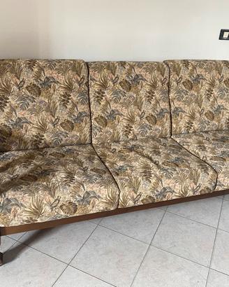 Divano con struttura in legno
