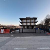 Locale commerciale su due livelli con parcheggio