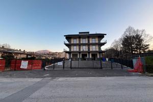 Locale commerciale su due livelli con parcheggio