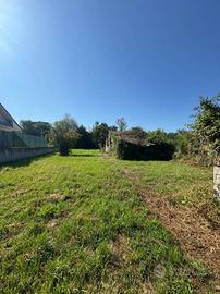 Casa indipendente con ampio giardino pianeggiante