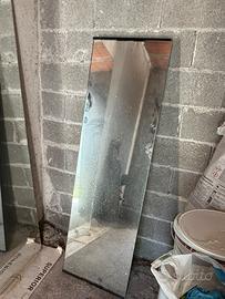 Specchio con cornice in legno