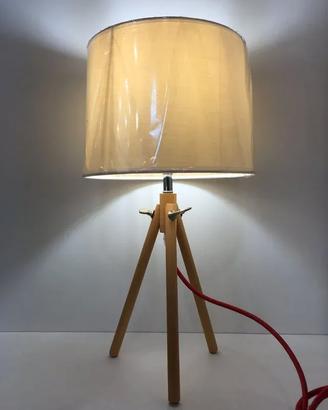 Lampada tavolo treppiedi legno e paralume