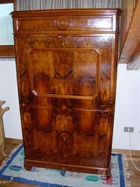 Antico mobile in radica