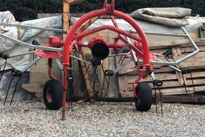 Girello ranghinatore 6 aspe e cernitrice a motore