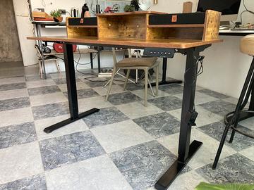Scrivania regolabile in altezza motorizzata