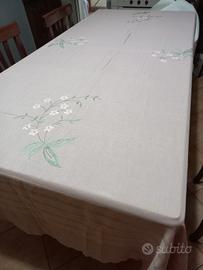 tovaglia rosa ricamata 