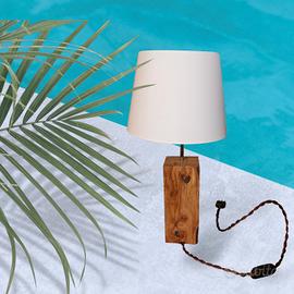 Lampada da tavolo interamente in legno di olivo 