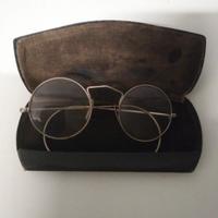 occhiali con custodia 