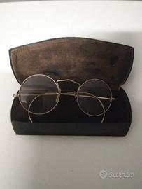 occhiali con custodia 