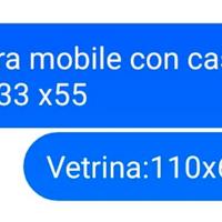 Mobiletto con tre cassettoni e vetrinetta