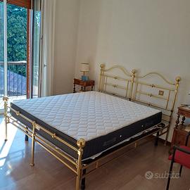 Letto matrimoniale in ottone con materasso nuovo