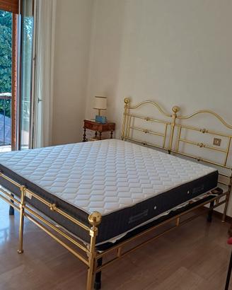 Letto matrimoniale in ottone con materasso nuovo