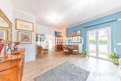 Stabile indipendente con giardino