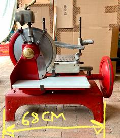 Affettatrice manuale rossa funzionante,con basamen