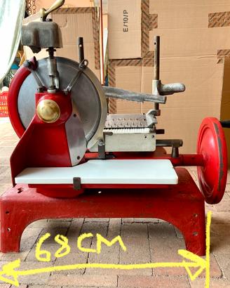 Affettatrice manuale rossa funzionante,con basamen