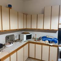 Cucina completa con tavolo e sedie