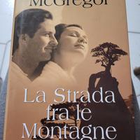 Libro La strada fra le montagne