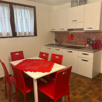Cucina con tavolo e sedie