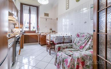 AMPIO 2 LOCALI, PIANO ALTO DA RISTRUTTURARE!