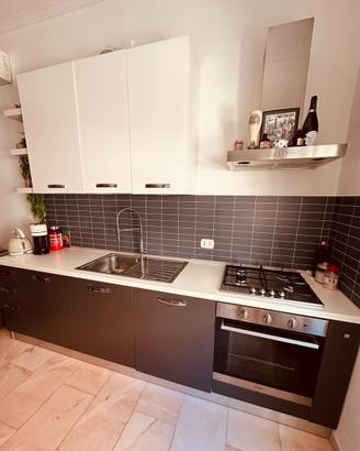 Cucina completa di elettrodomestici indesit
