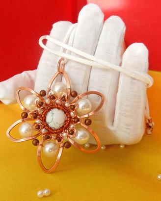 Ciondolo a forma di fiore in rame naturale